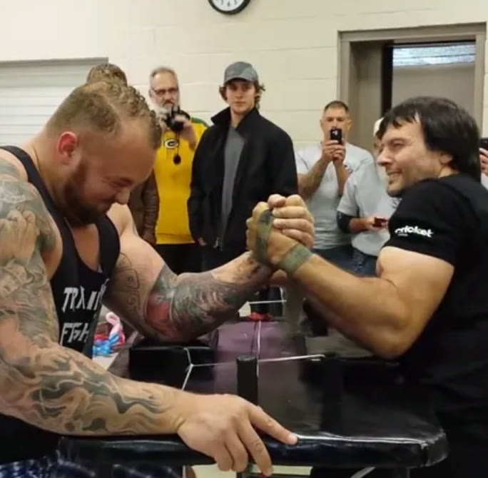 Devon Larratt gegen Hafthor Björnsson — das Crossover-Match, das Armwrestling in die großen Sportmedien zog